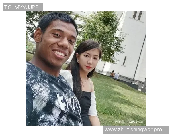 足球明星赛后甜蜜时刻与女友亲密拥抱感动全场观众